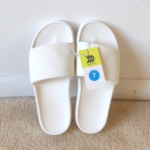 NWT Women's target all in motion white slides size 7 - Picture 1 of 3
